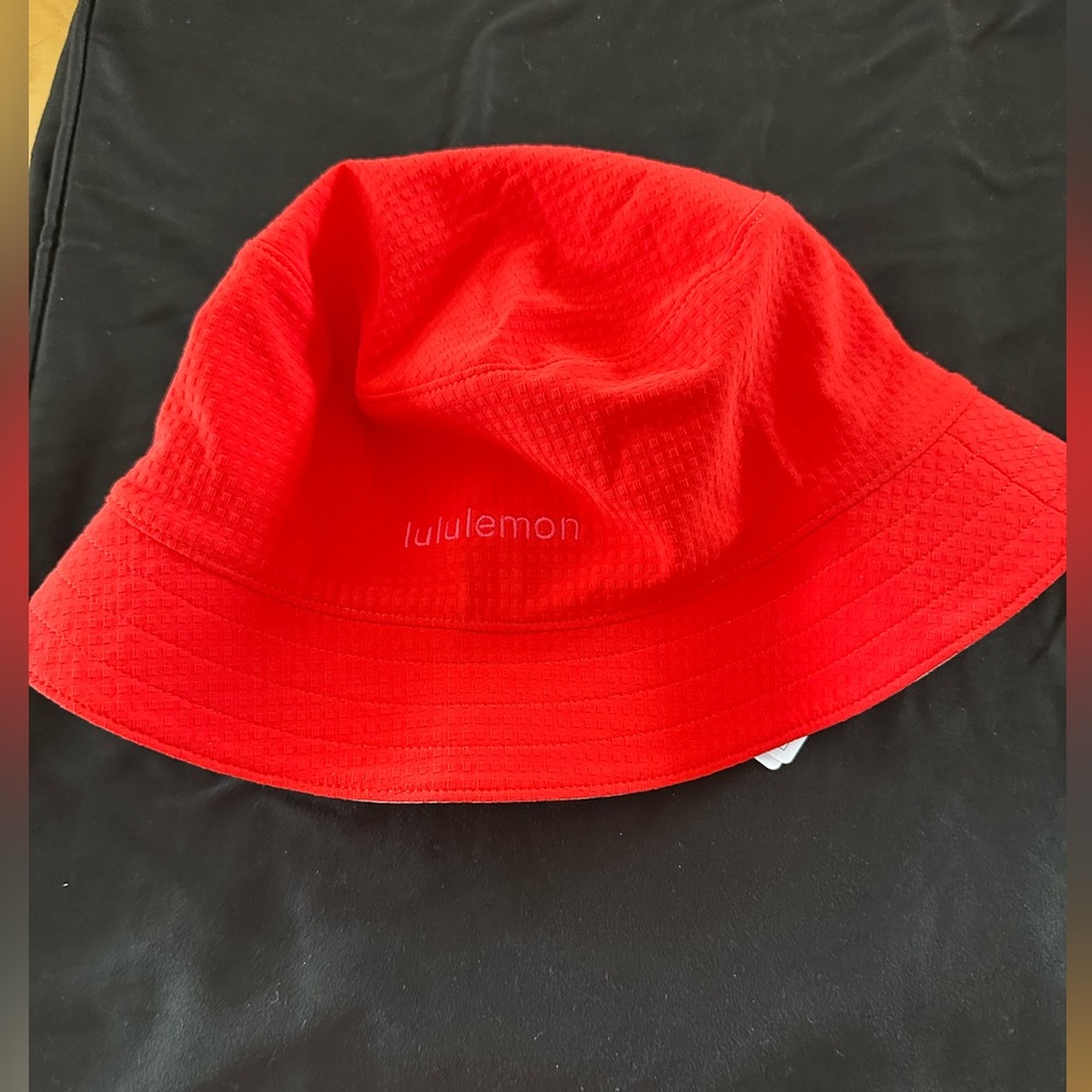 Women's Lululemon Red reversible bucket hat in S/M NWT
